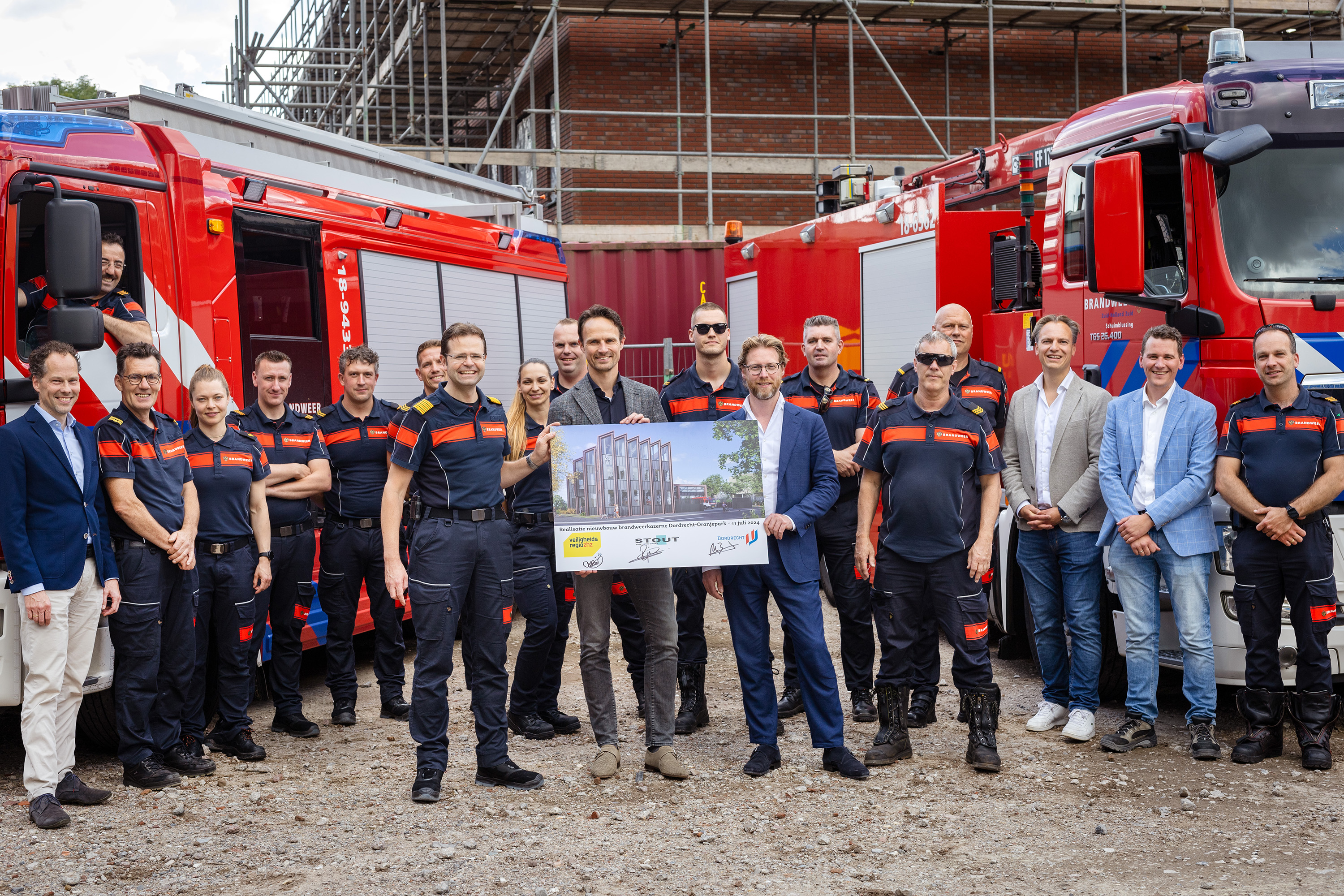 Brandweermensen bij ondertekening nieuwbouw brandweerkazerne