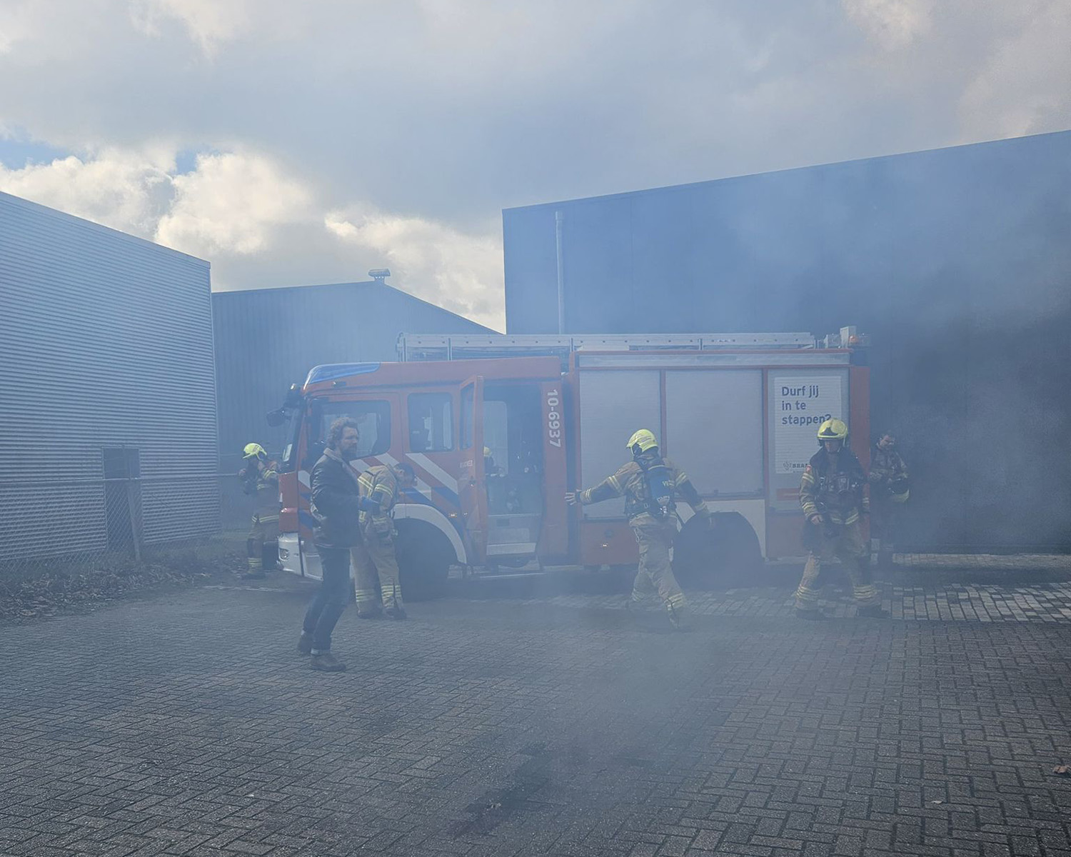 Brandweermannen bij tankautospuit tijdens bevelvoerderstrainingen.